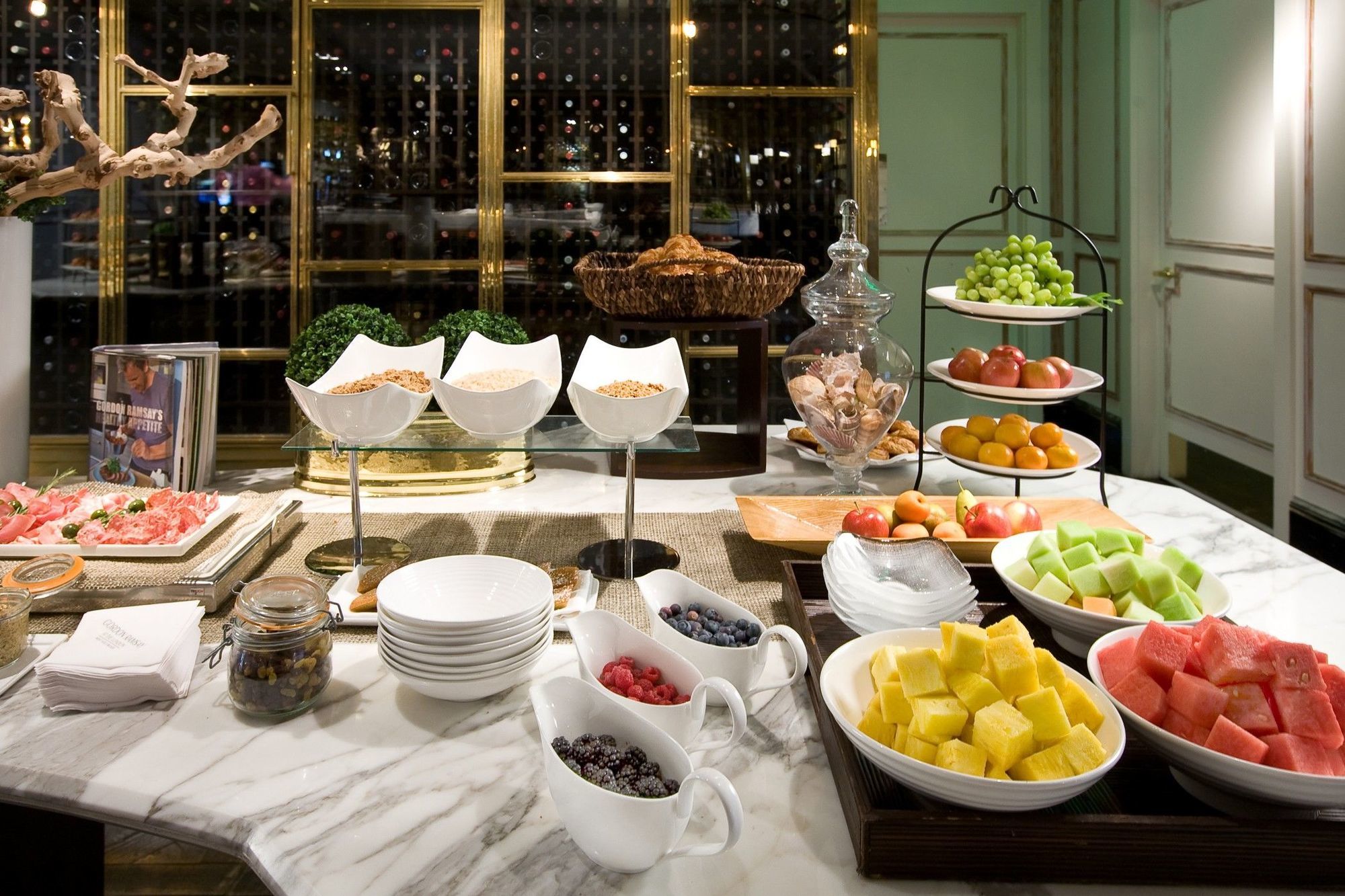 The London West Hollywood At Beverly Hills Restaurante foto A fruit buffet