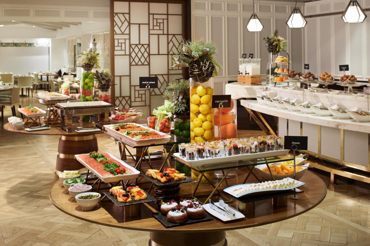 The London West Hollywood At Beverly Hills Exterior foto A buffet at a hotel