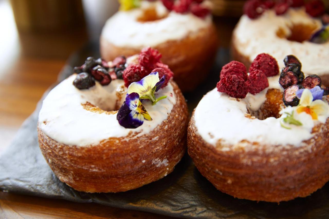 The London West Hollywood At Beverly Hills Exterior foto Baked donuts