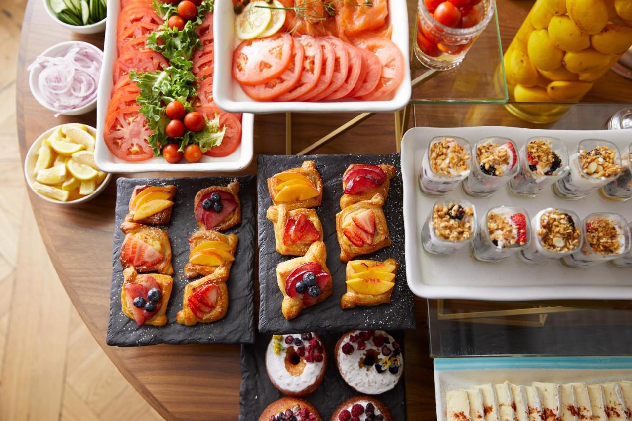 The London West Hollywood At Beverly Hills Exterior foto A buffet of food