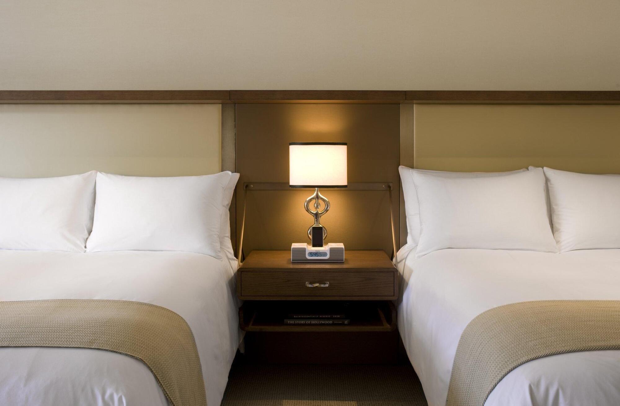 The London West Hollywood At Beverly Hills Exterior foto A guest room at the Four Seasons Hotel